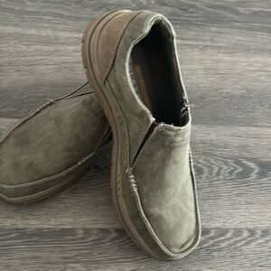 Sketchers relaxed, fit memory foam men’s size 8 1/2 slip on